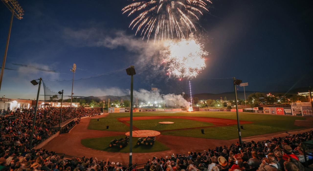 职业棒球队米苏拉麋鹿队主场 Ogren Park 公园上空的烟花秀