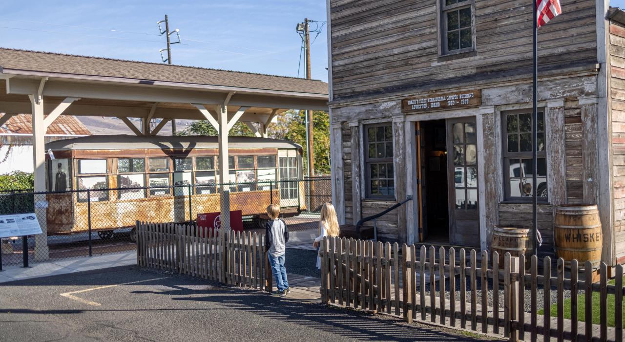 在 Nez Perce County Museum 博物馆参观爱达荷州第一座领地国会大厦 在 Nez Perce County Museum 博物馆参观爱达荷州第一座领地国会大厦