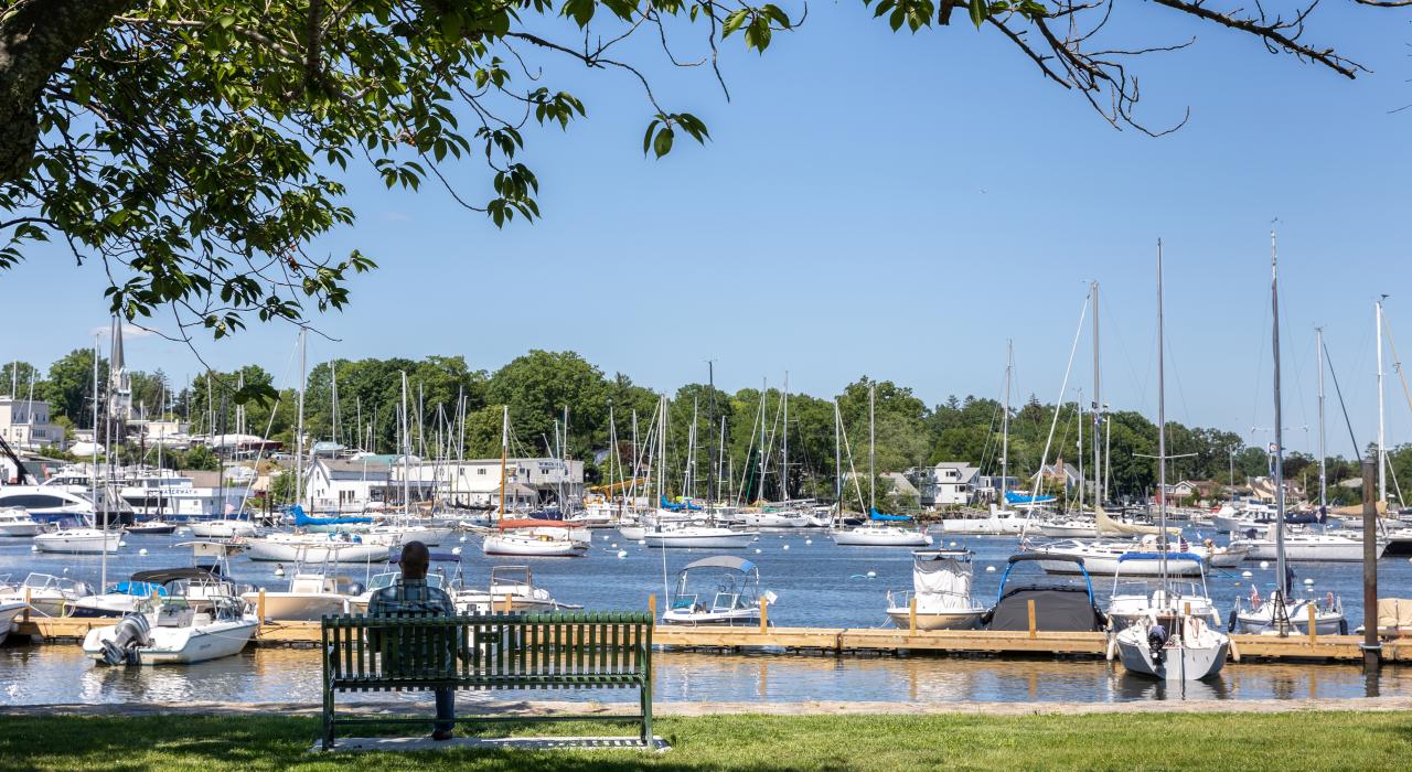 在 Mamaroneck Harbor 港眺望长岛海峡往来的船只 在 Mamaroneck Harbor 港眺望长岛海峡往来的船只