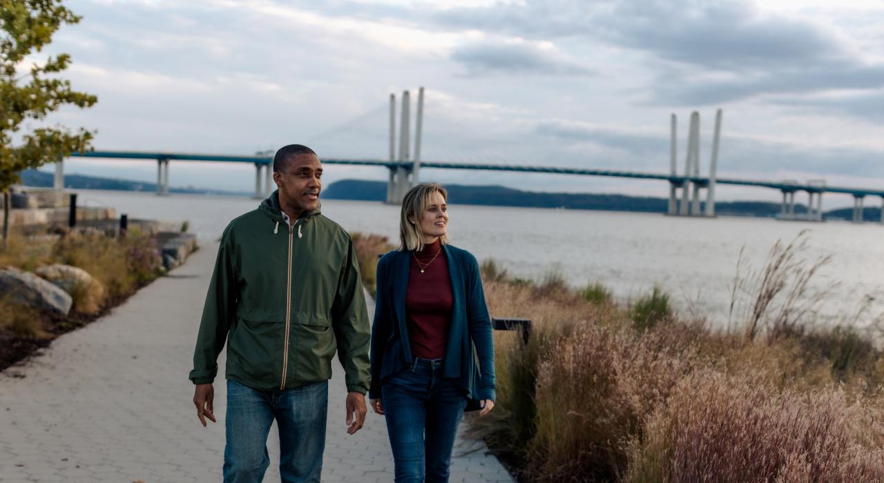 在塔里敦河滨步道欣赏哈德逊河风光 在塔里敦河滨步道欣赏哈德逊河风光