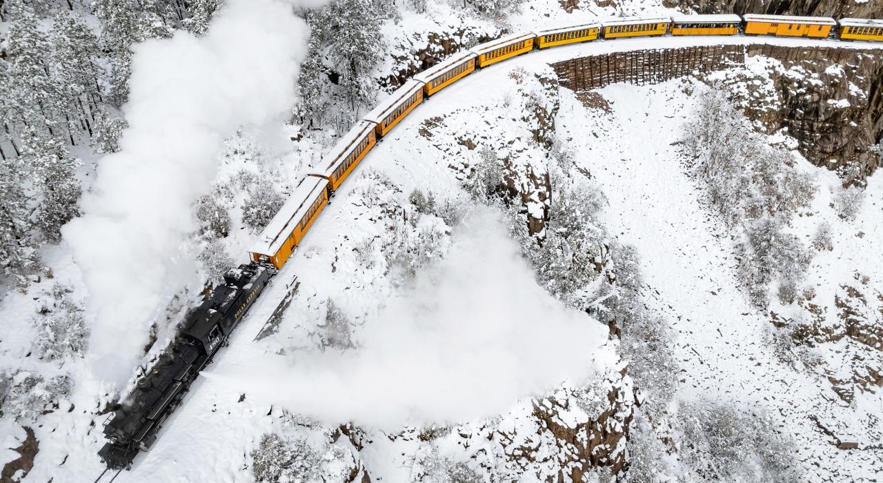 鸟瞰喀斯喀特峡谷冬日列车