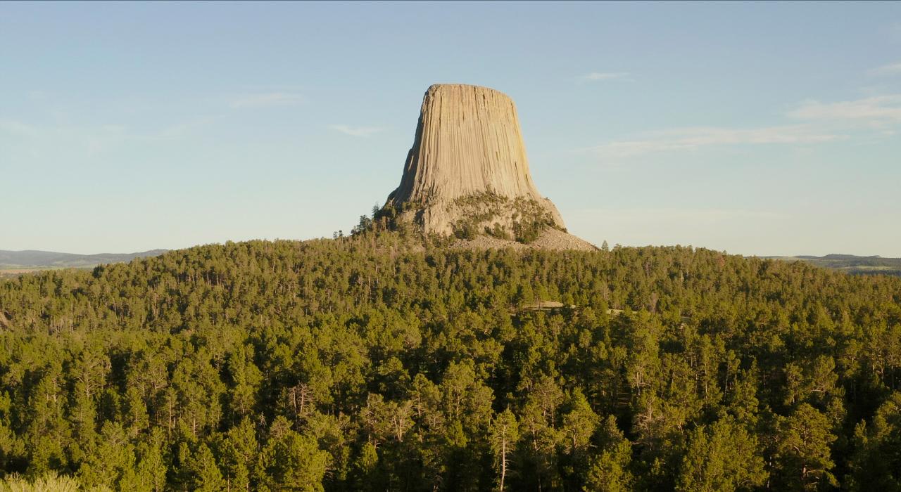 怀俄明州魔鬼塔地区的魔鬼塔国家纪念区 怀俄明州魔鬼塔地区的魔鬼塔国家纪念区