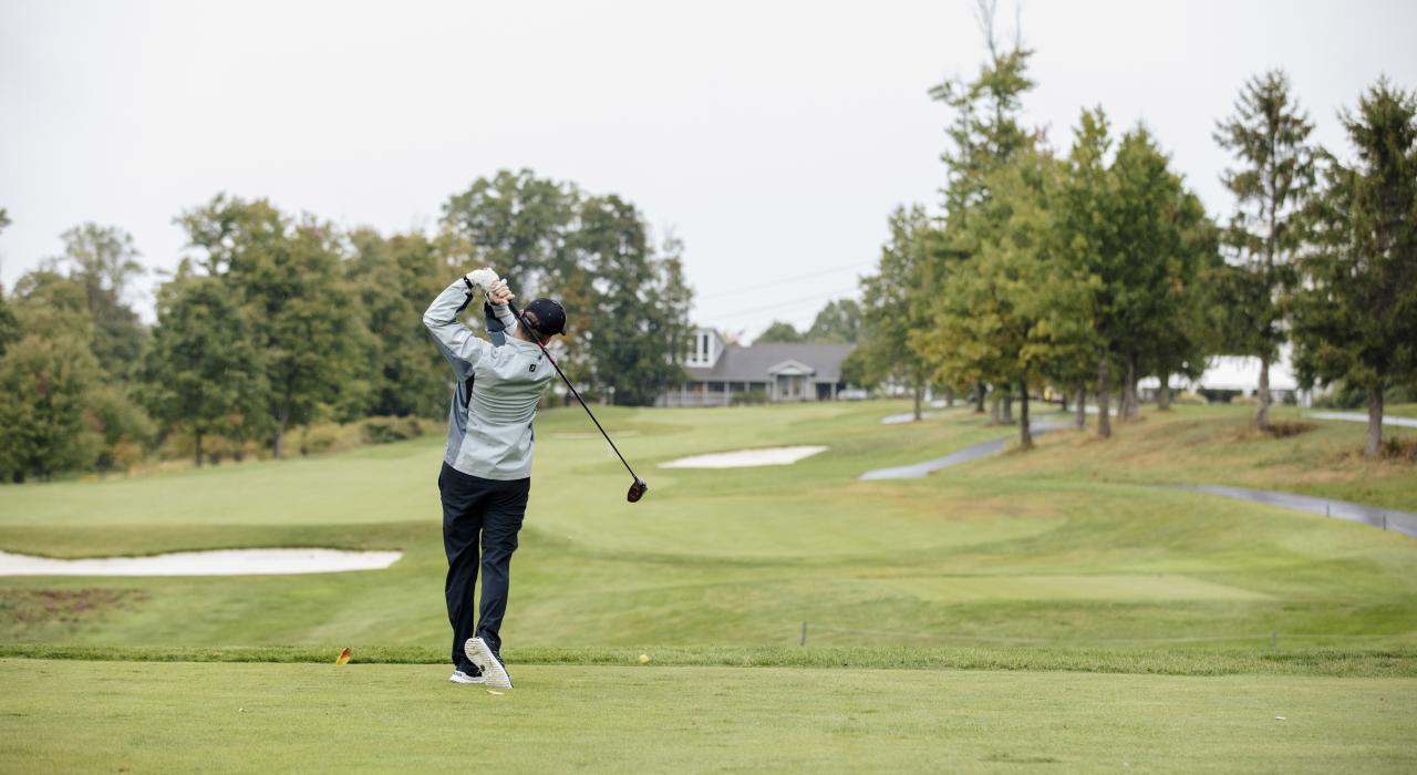 在韦斯特切斯特县六大公共球场之一的 Hudson Hills Golf Course 高尔夫球场挥杆击球 在韦斯特切斯特县六大公共球场之一的 Hudson Hills Golf Course 高尔夫球场挥杆击球