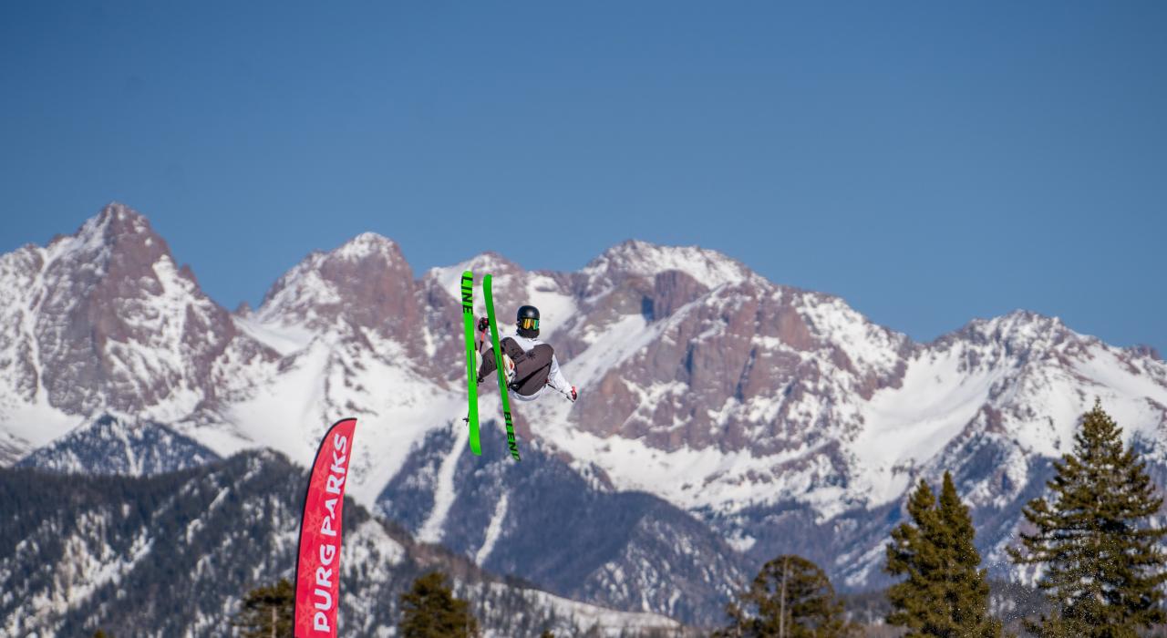 在炼狱度假村落基山脉体验滑雪运动