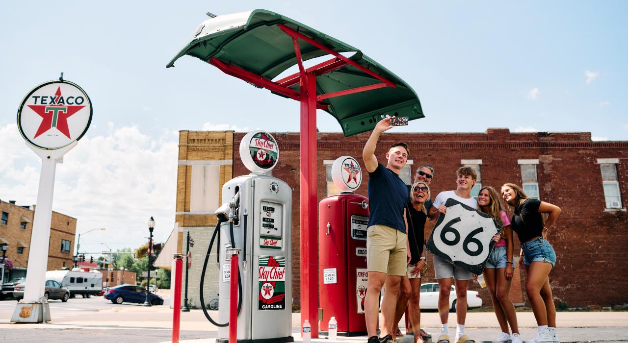 在堪萨斯州加利纳一座修复过的德士古加油站前拍照 在堪萨斯州加利纳一座修复过的德士古加油站前拍照