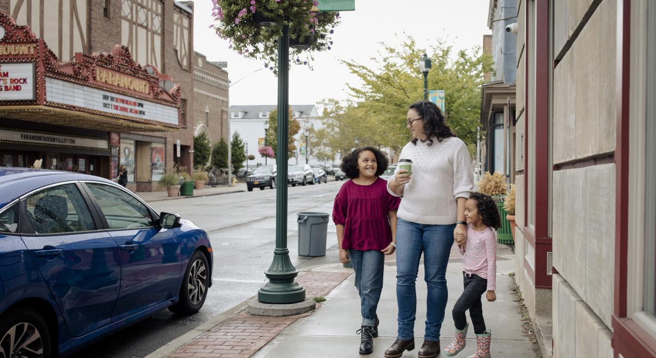 在皮克斯基尔市中心历史区悠然前行 在皮克斯基尔市中心历史区悠然前行