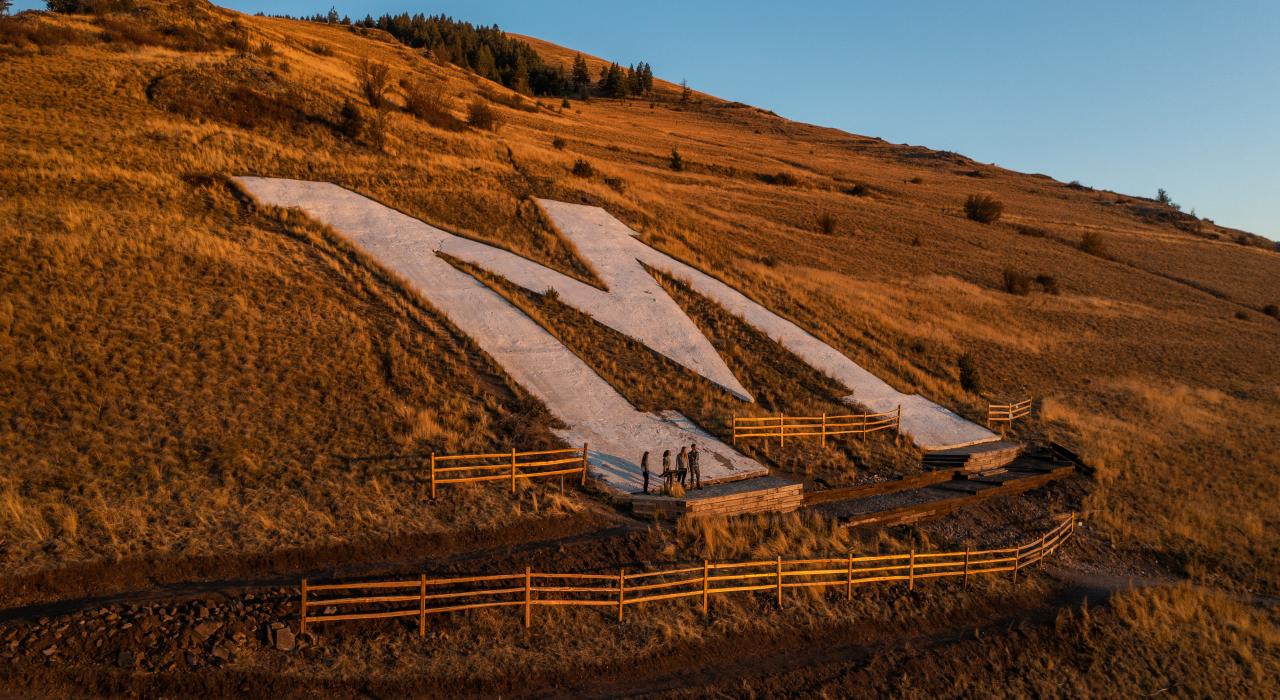 巍然矗立的哨兵山俯瞰着米苏拉镇，山体上标有代表蒙大拿大学的巨型“M”标志