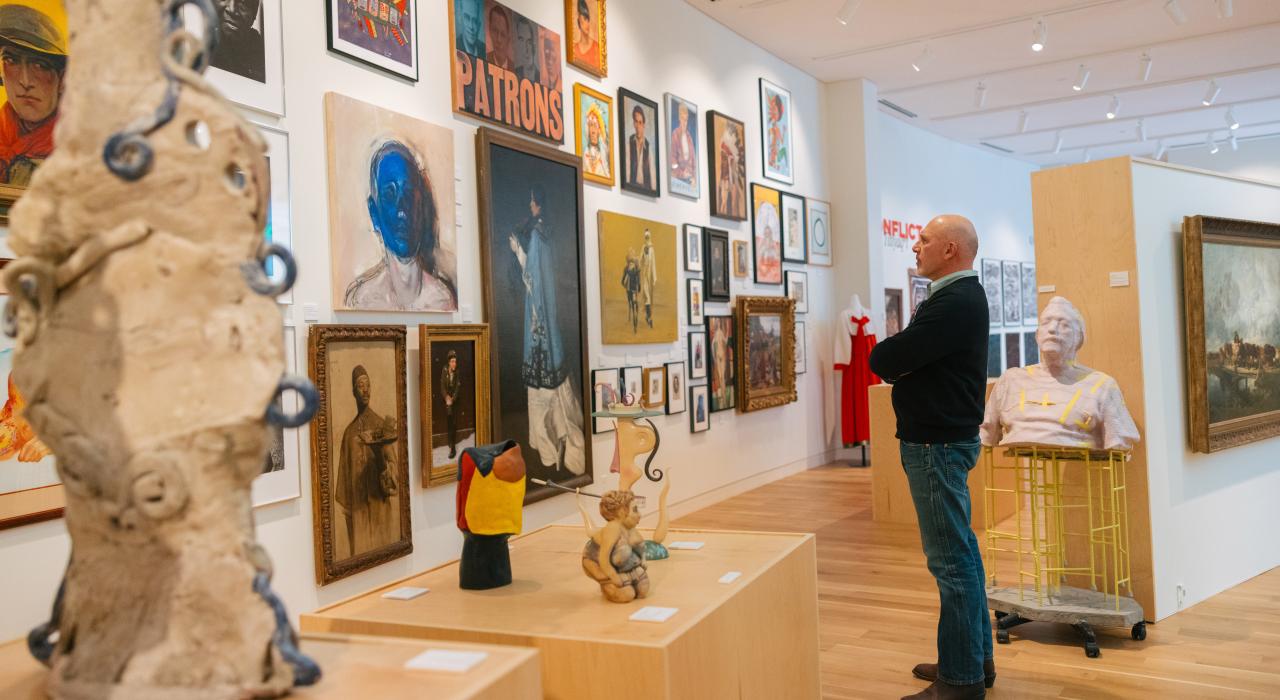 参观蒙大拿大学校园内的蒙大拿艺术文化博物馆展览