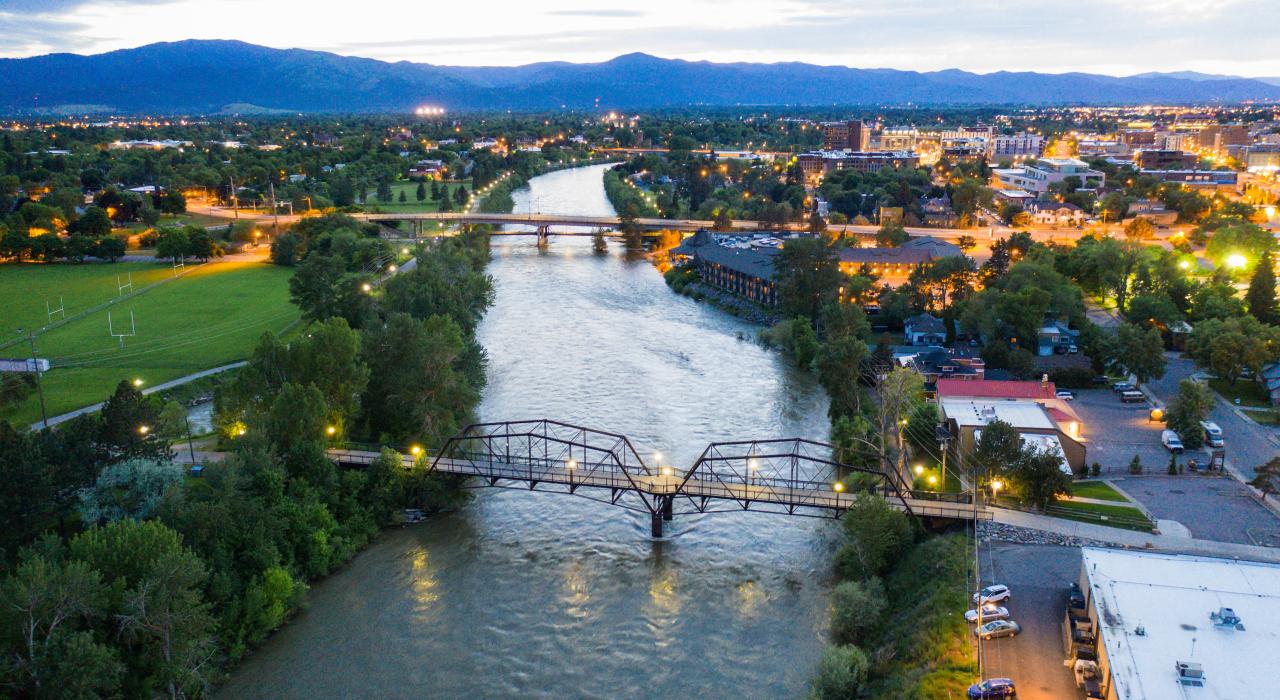 克拉克福克河河滨小径的航拍景观