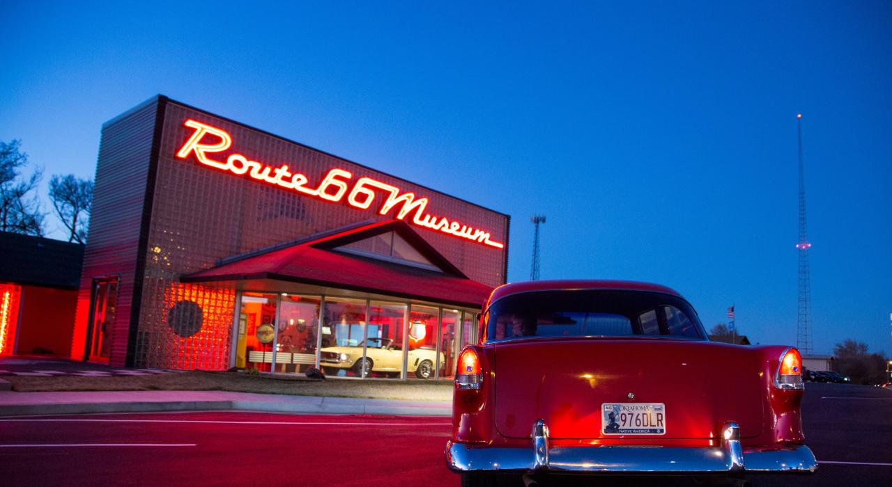 俄克拉荷马州克林顿的俄克拉荷马州 66 号公路博物馆外部的霓虹灯