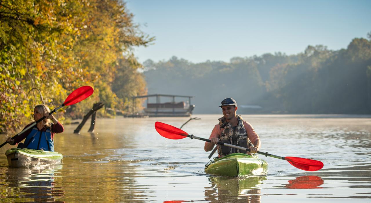 在汤比格比河 (Tombigbee River) 上划皮划艇 在汤比格比河 (Tombigbee River) 上划皮划艇