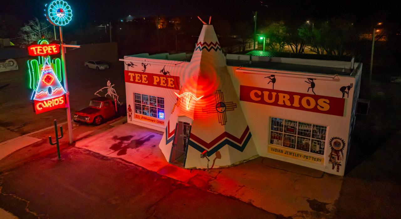 霓虹灯招牌照亮图克姆卡里Tee Pee Curios商店的外墙