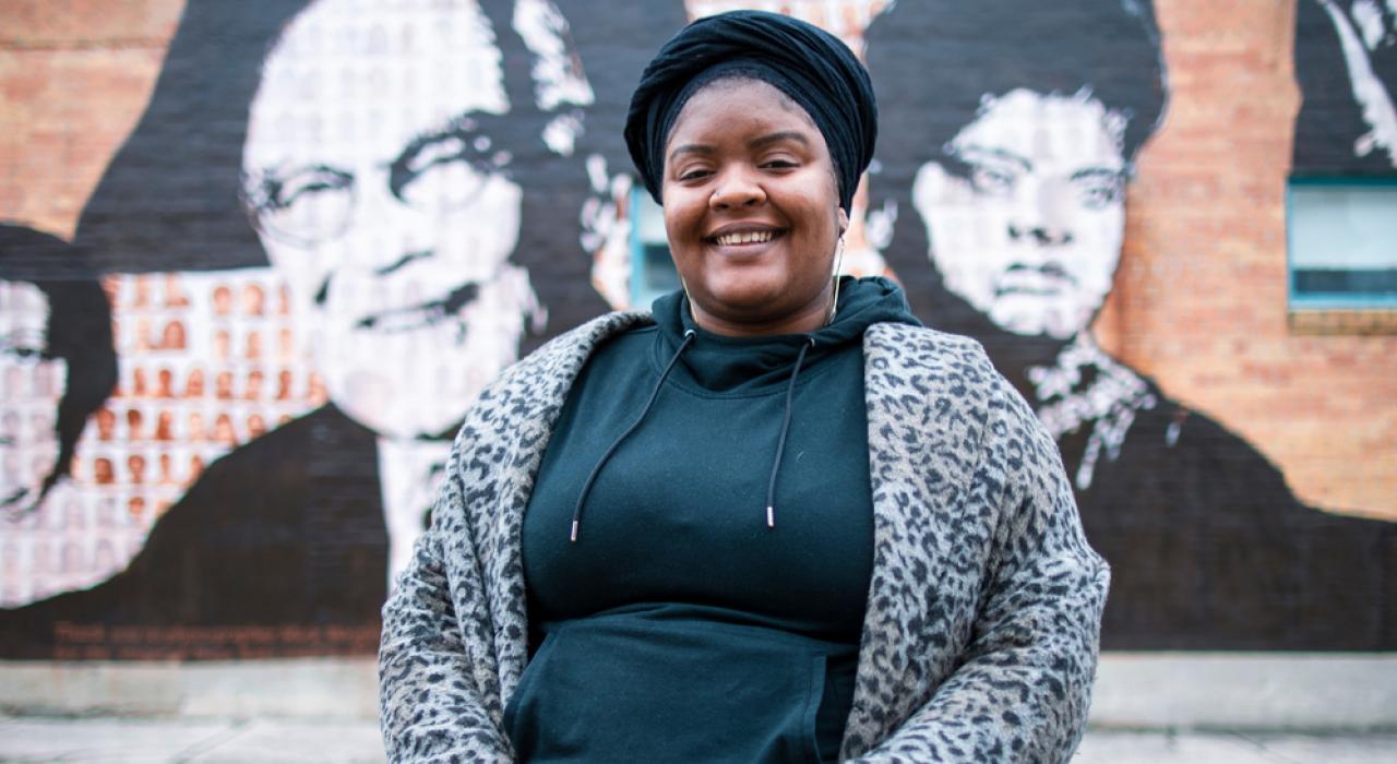 Victoria Jones 在田纳西州孟菲斯的公共艺术作品前合影