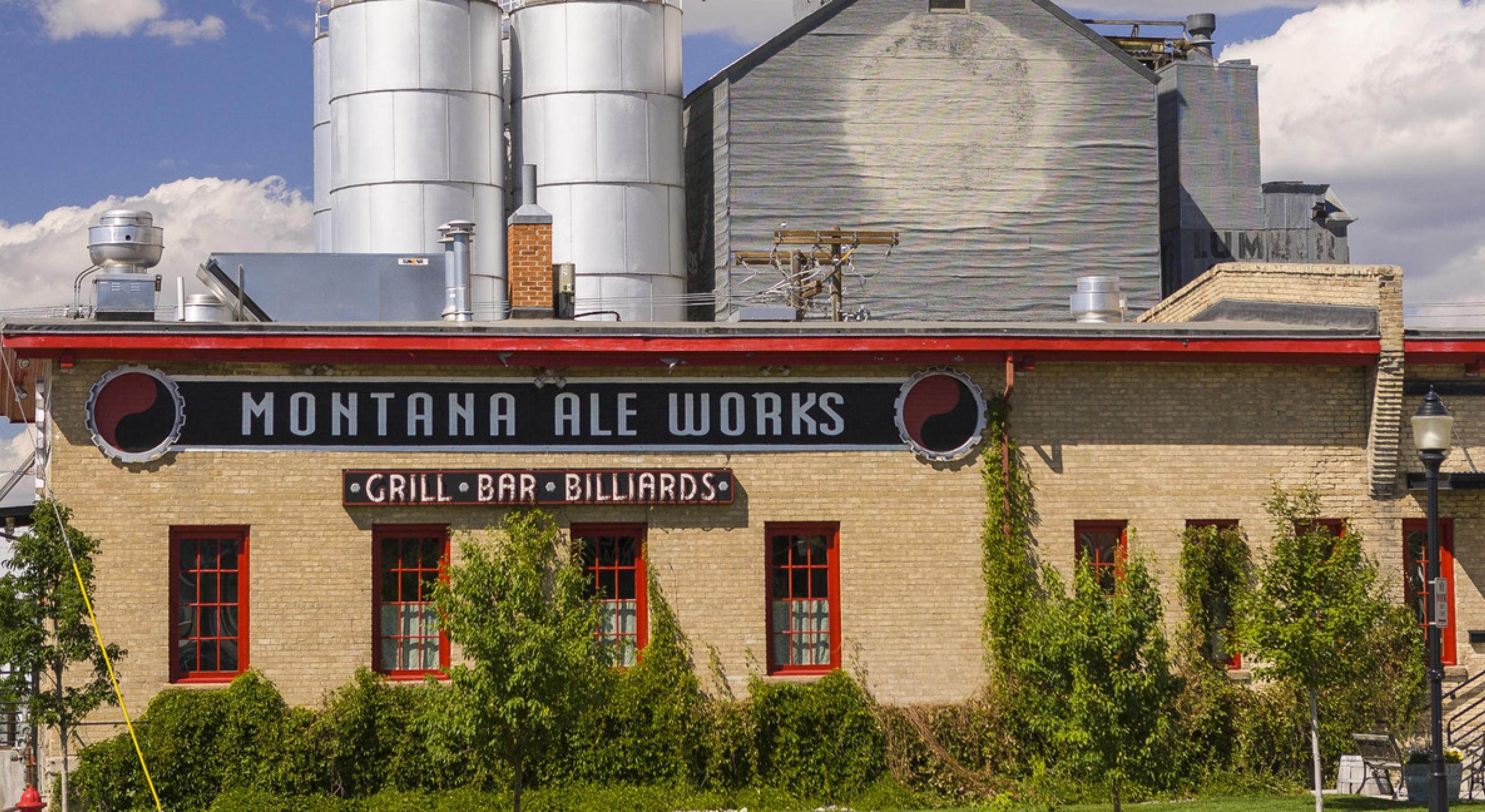 在谷仓的衬托之下显得有些矮小的 montana ale works 啤酒厂