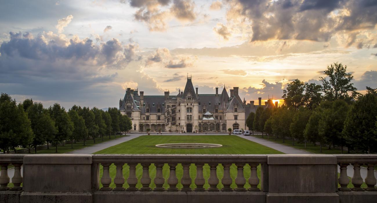 北卡罗来纳州阿什维尔夕照背景下的比特摩尔庄园 (Biltmore Mansion) 北卡罗来纳州阿什维尔夕照背景下的比特摩尔庄园 (Biltmore Mansion)