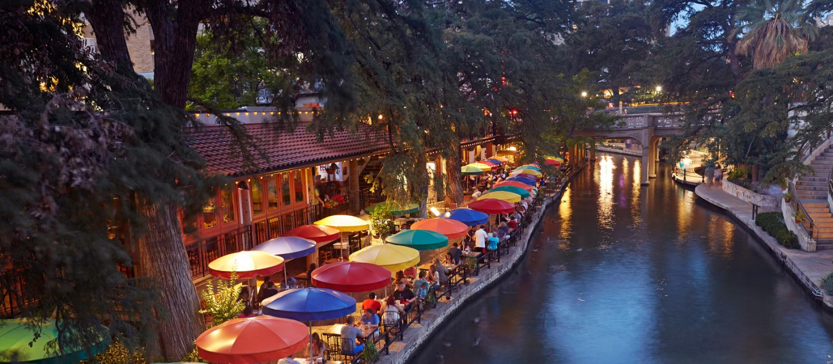 圣安东尼奥河畔步行街的缤纷色彩 圣安东尼奥河畔步行街的缤纷色彩