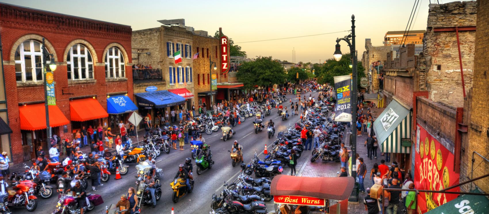 正值德州共和国摩托节的奥斯汀市中心 正值德州共和国摩托节的奥斯汀市中心