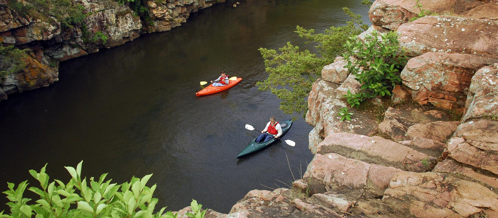 划独木舟穿过狭窄通道 划独木舟穿过狭窄通道