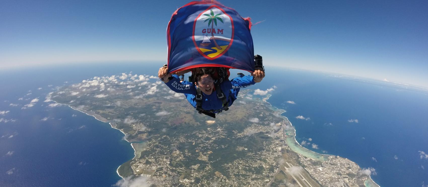 带着关岛旗帜跳伞 带着关岛旗帜跳伞