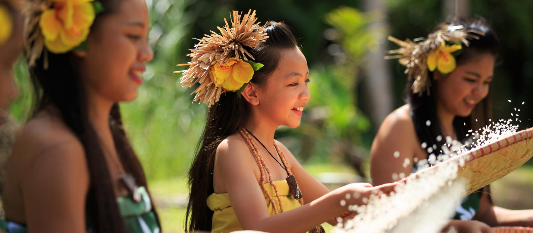 正在筛米的年轻查莫罗女孩 正在筛米的年轻查莫罗女孩