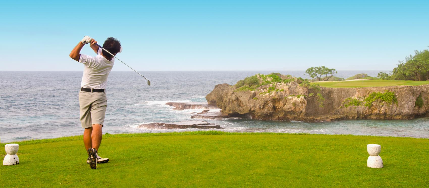 在关岛七个高尔夫球场中选择一家开球 在关岛七个高尔夫球场中选择一家开球