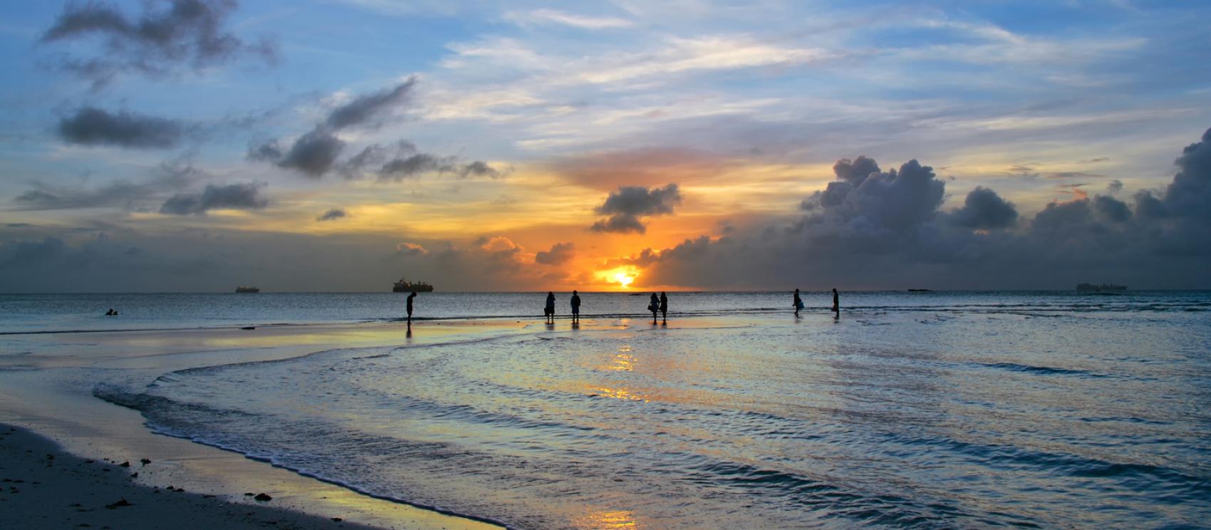 在海边欣赏夕阳西下