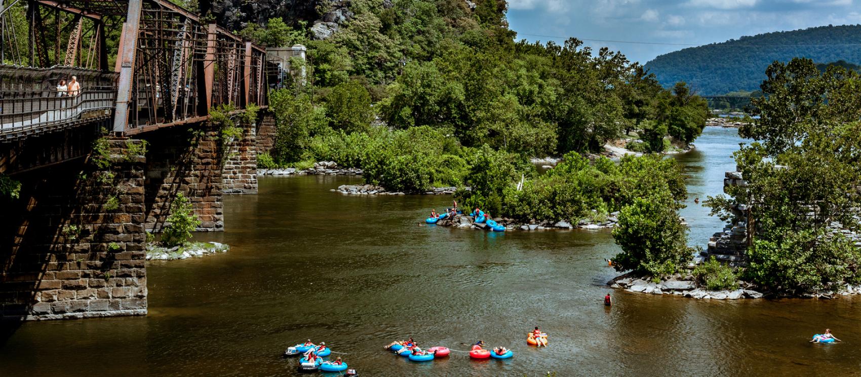仙纳度河桥下漂流 仙纳度河桥下漂流