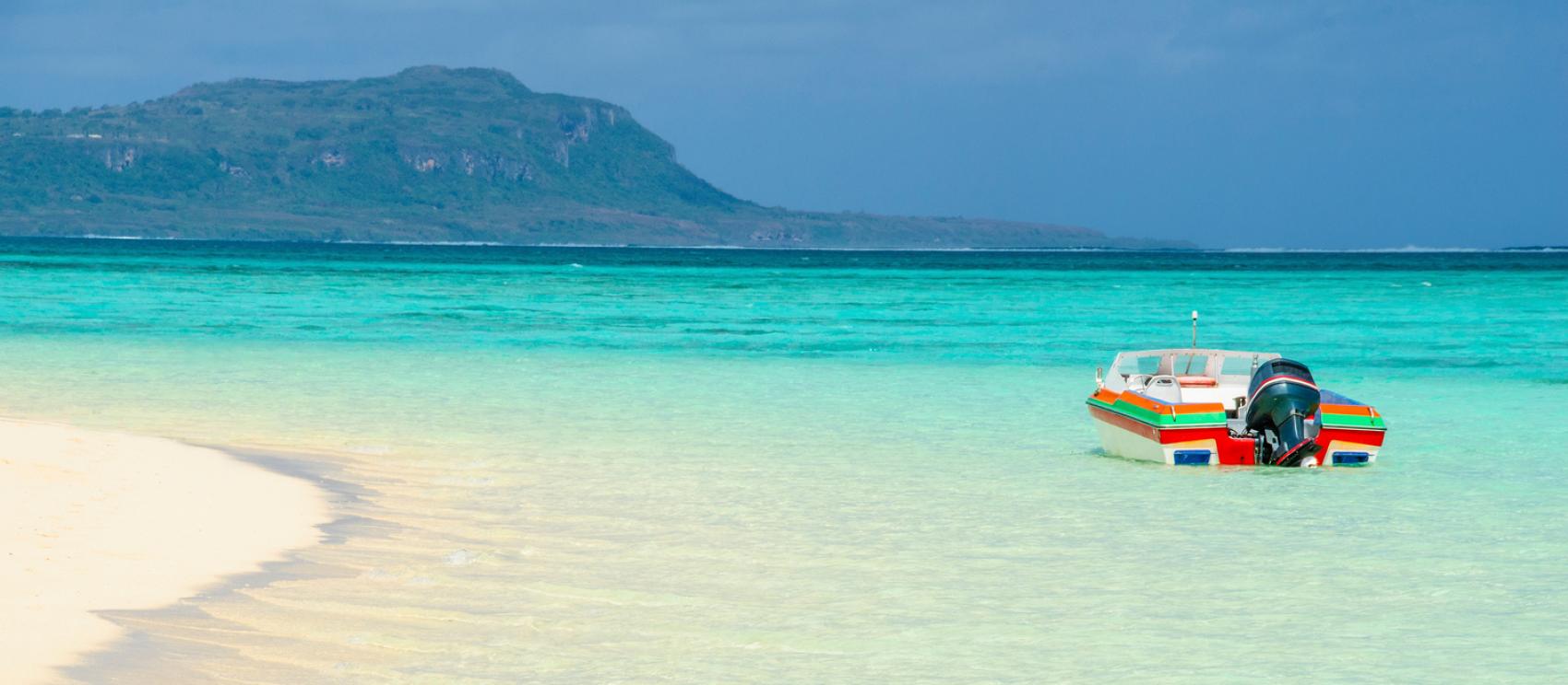 菲律宾海上漂浮的彩船