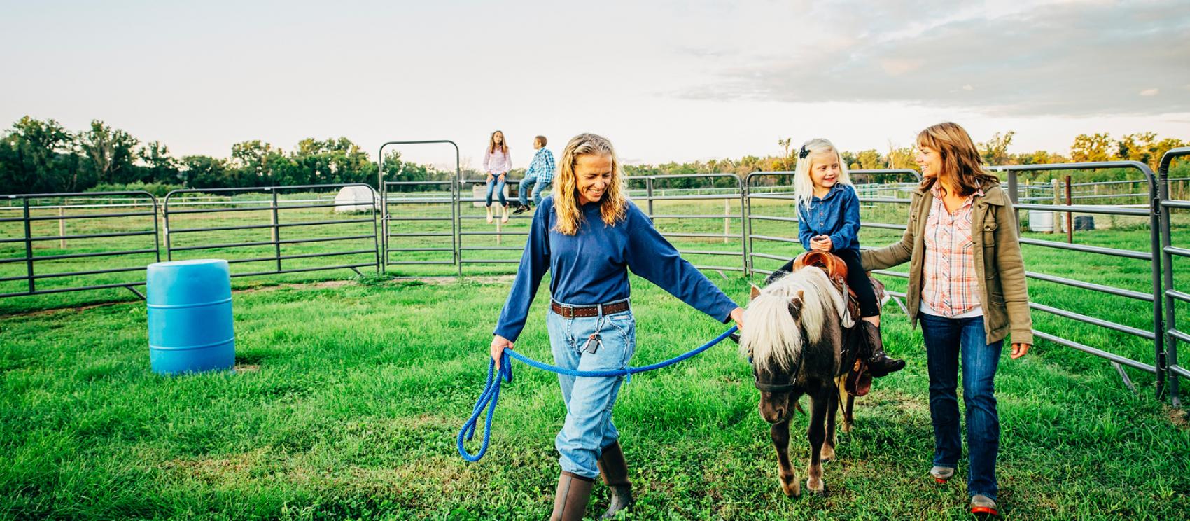 与当地牧场主共享天伦 与当地牧场主共享天伦
