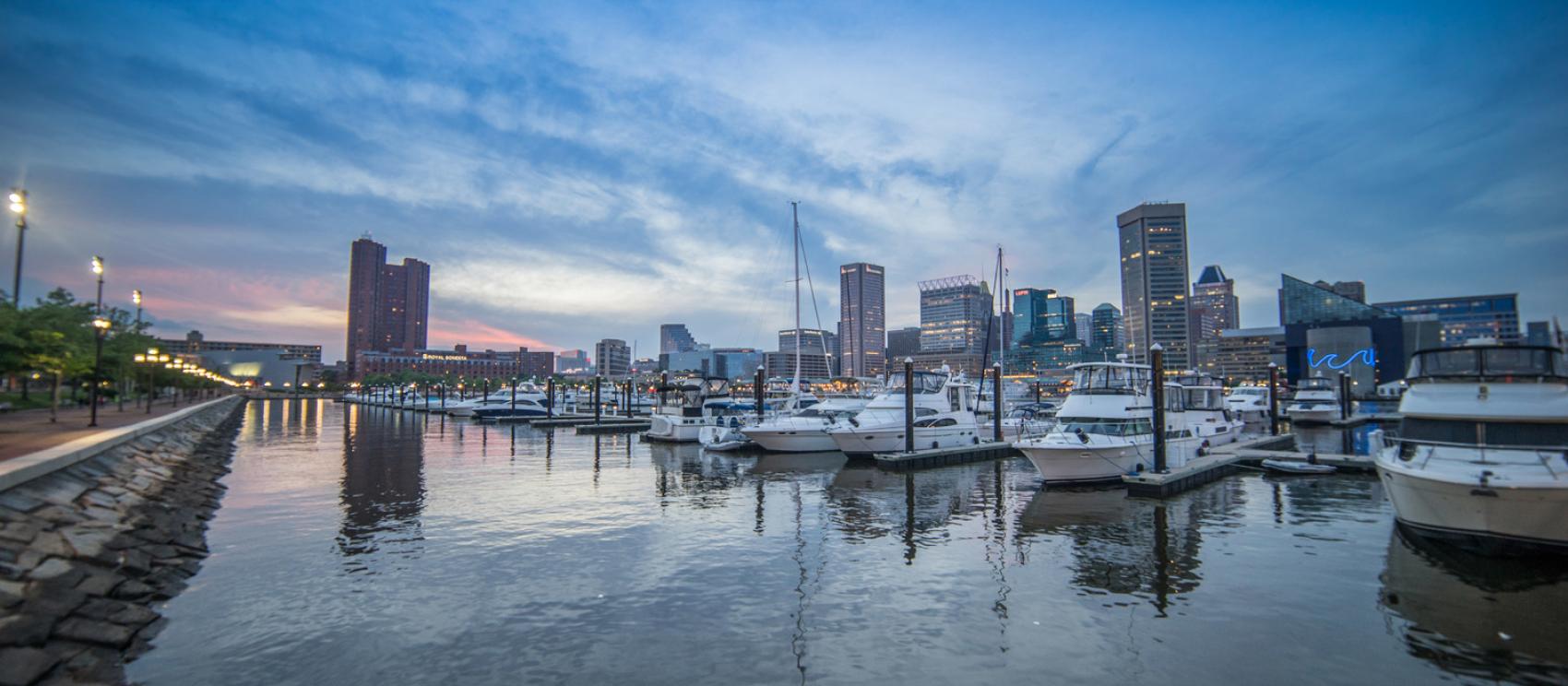 夜间,船只停靠在巴尔的摩内港 夜间,船只停靠在巴尔的摩内港