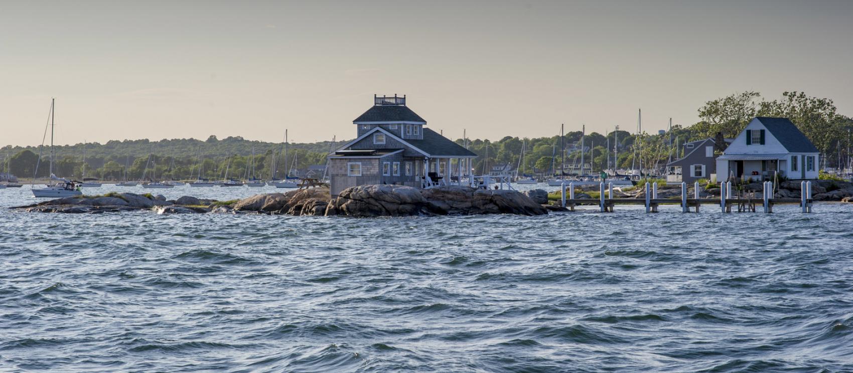 大西洋岩质海岸边的如画海港