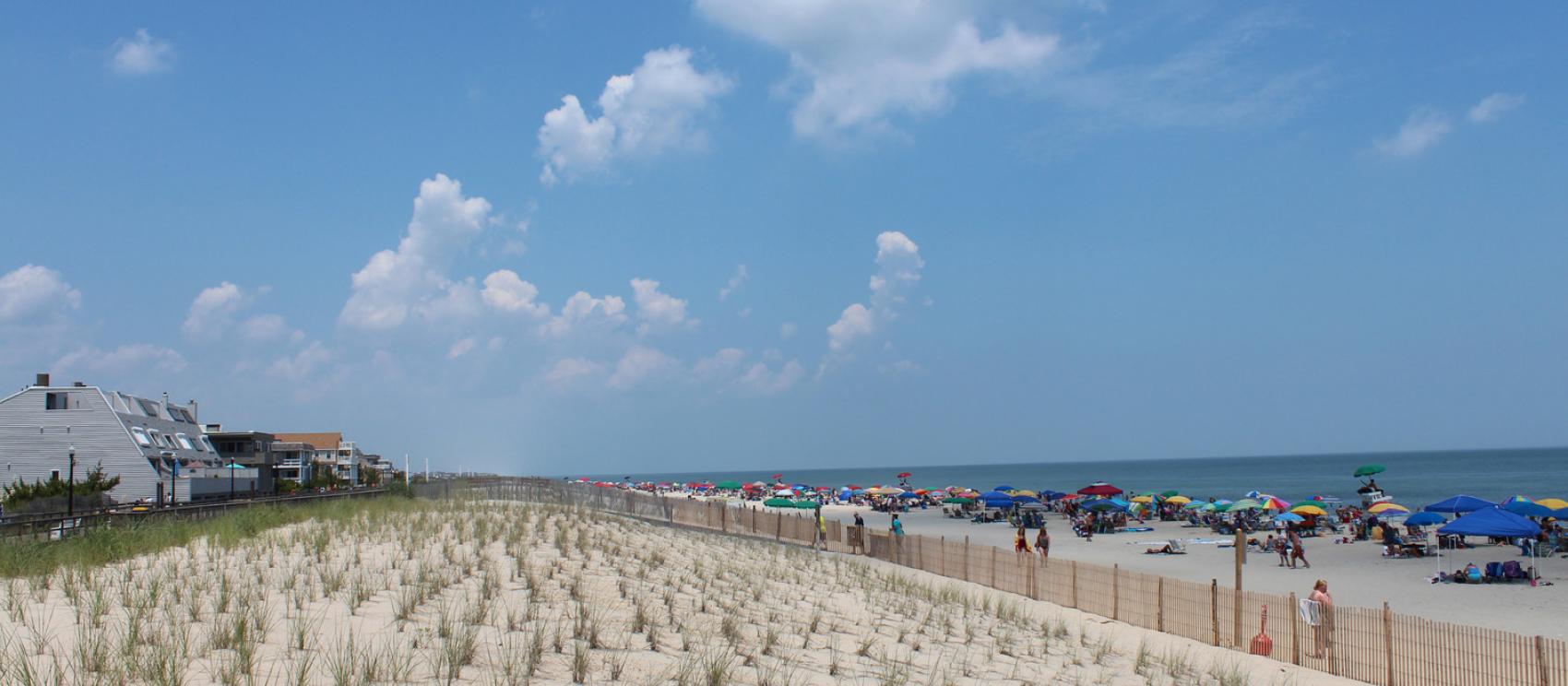 大西洋贝瑟尼海滩一排排遮阳伞下人山人海