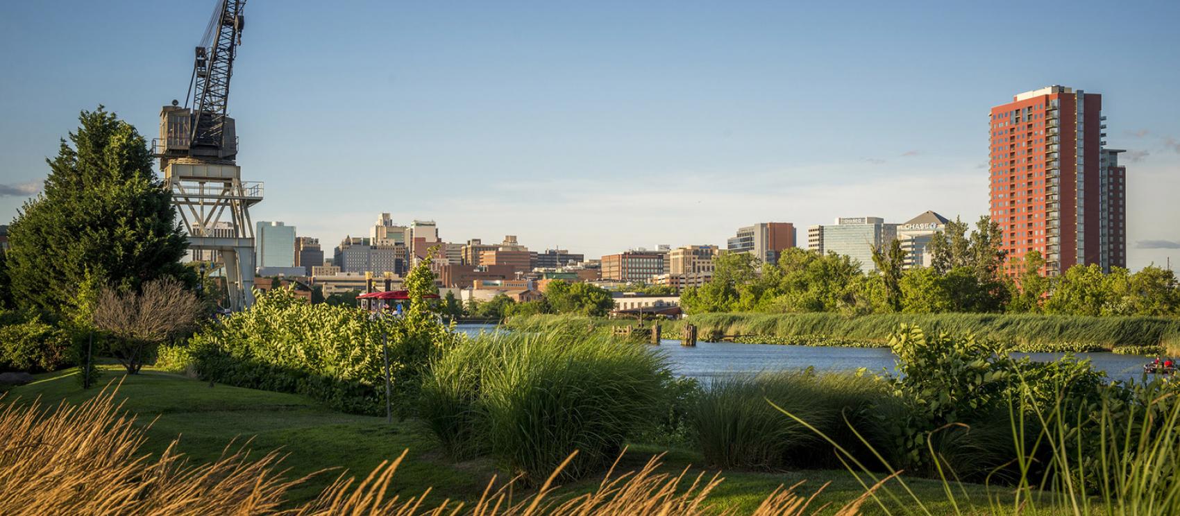 明媚阳光下，静谧的威明顿河滨