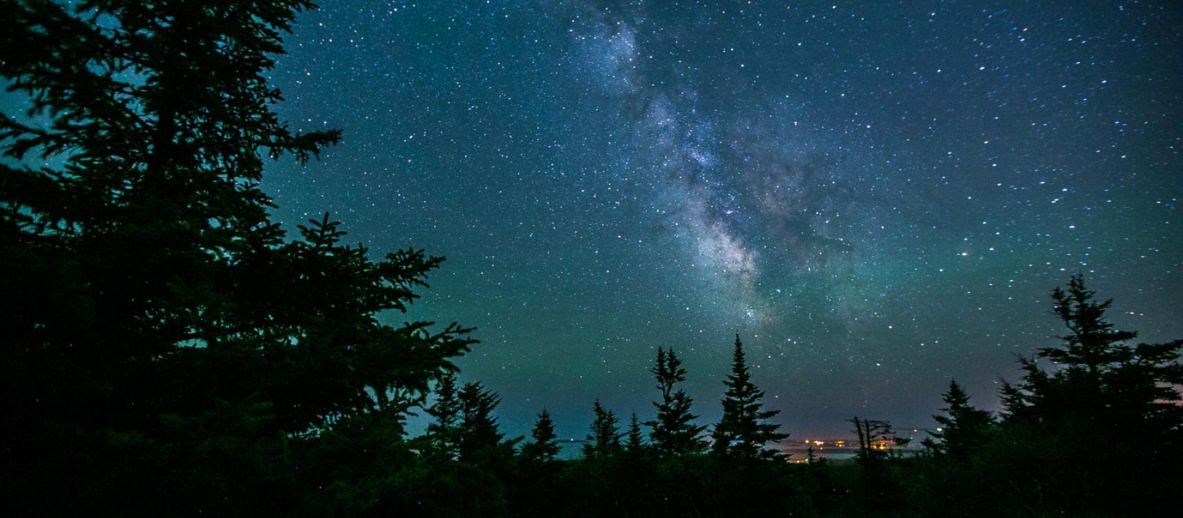 阿卡迪亚国家公园卡迪拉克山山顶上空闪耀的星空 阿卡迪亚国家公园卡迪拉克山山顶上空闪耀的星空