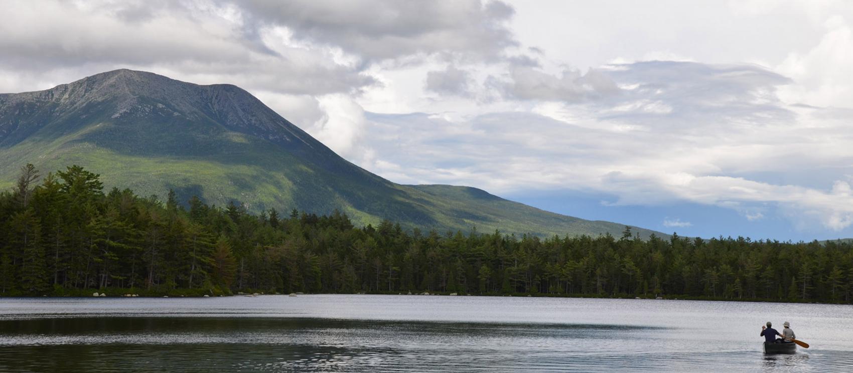 乘皮划艇荡漾于巴克斯特州立公园的 Katahdin Lake 湖面上 乘皮划艇荡漾于巴克斯特州立公园的 Katahdin Lake 湖面上
