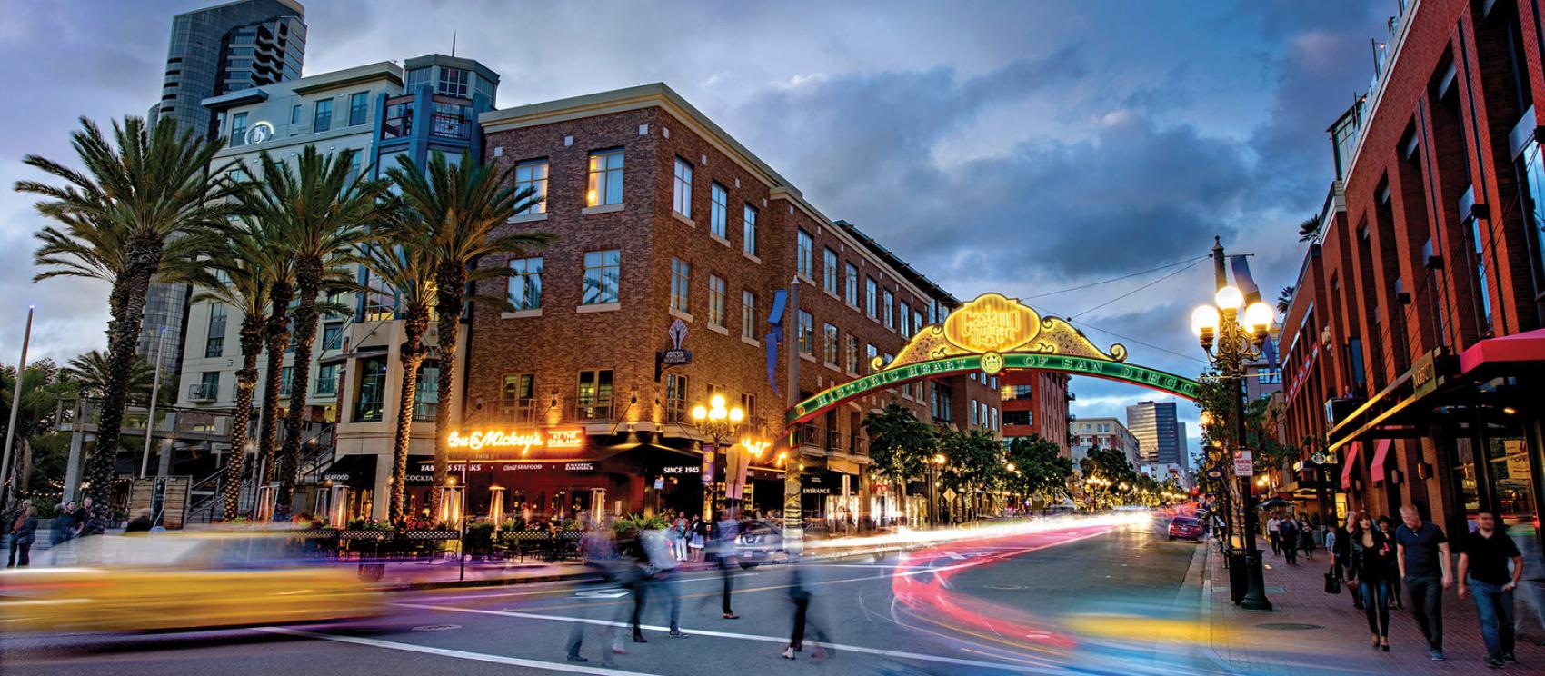 历史悠久的瓦斯灯街区,是圣地亚哥夜生活和文化中心 历史悠久的瓦斯灯街区,是圣地亚哥夜生活和文化中心