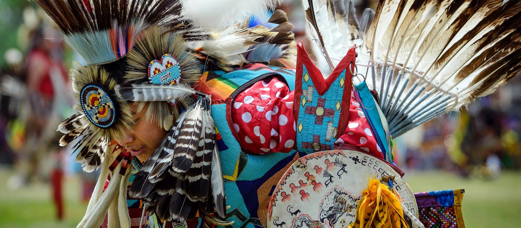 一年一度的 SWO Powwow 帕瓦节是该州历史最悠久的帕瓦节,这是节日中的一位舞蹈选手 一年一度的 SWO Powwow 帕瓦节是该州历史最悠久的帕瓦节,这是节日中的一位舞蹈选手