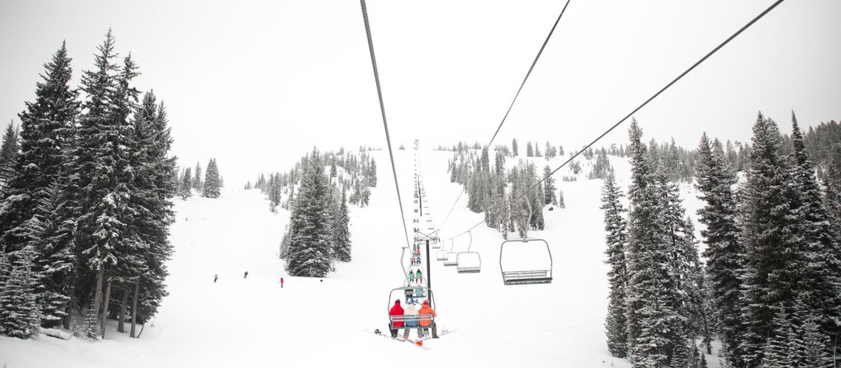 出发去挑战安东尼湖高山度假村内的滑雪坡