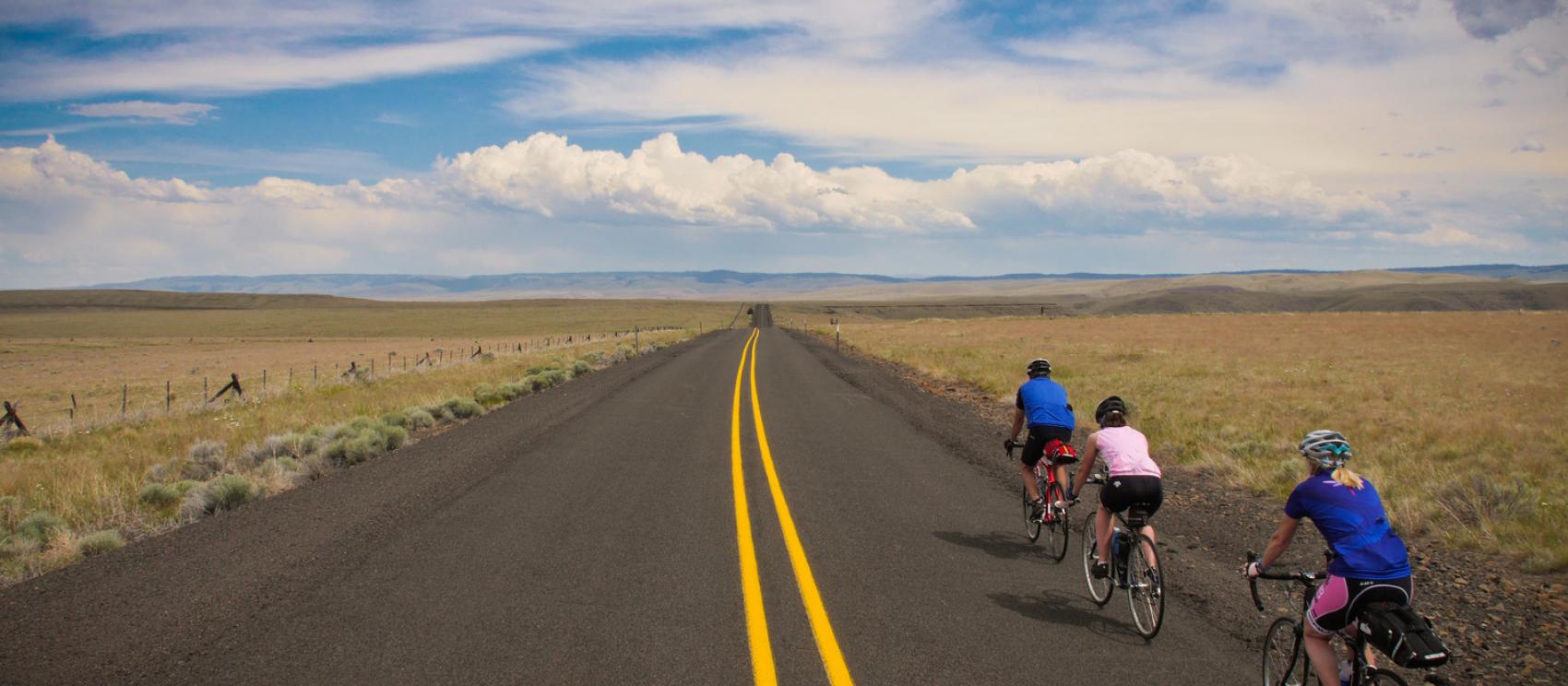 骑车穿越自由行驶的观光骑行道