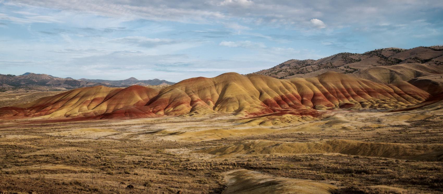 色彩绚丽的彩绘山是俄勒冈州的“七大奇迹”之一，也是约翰迪化石床国家纪念区的一部分