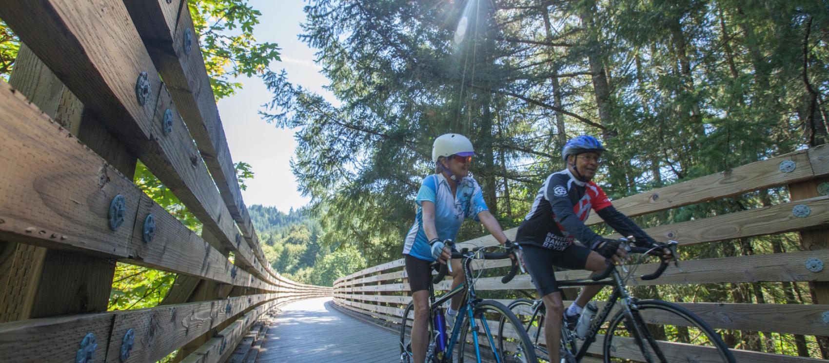 沿 Banks-Vernonia State Trail 国家小道骑行