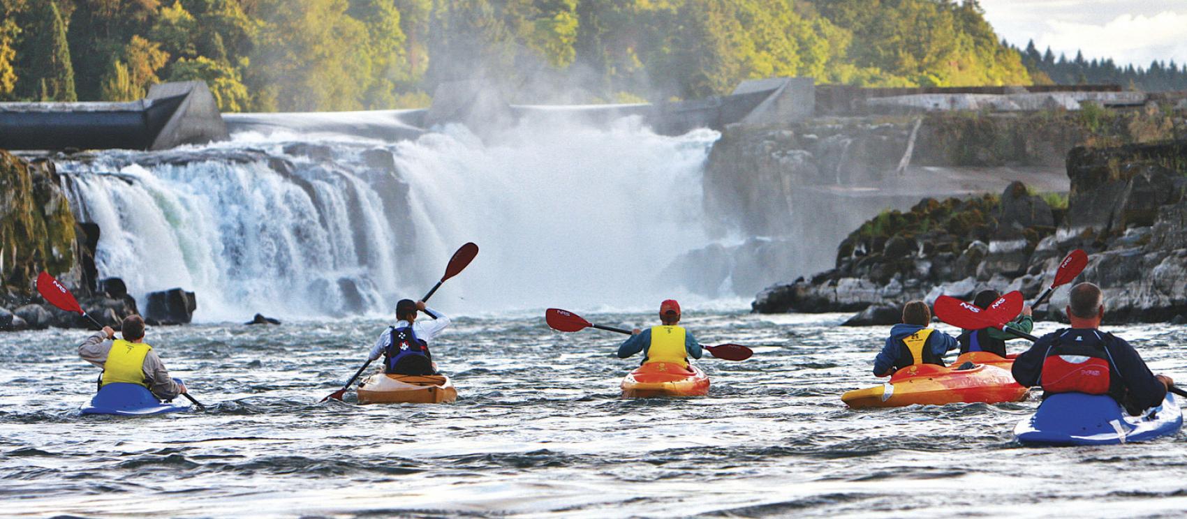 在威拉米特瀑布的迷雾中划皮划艇