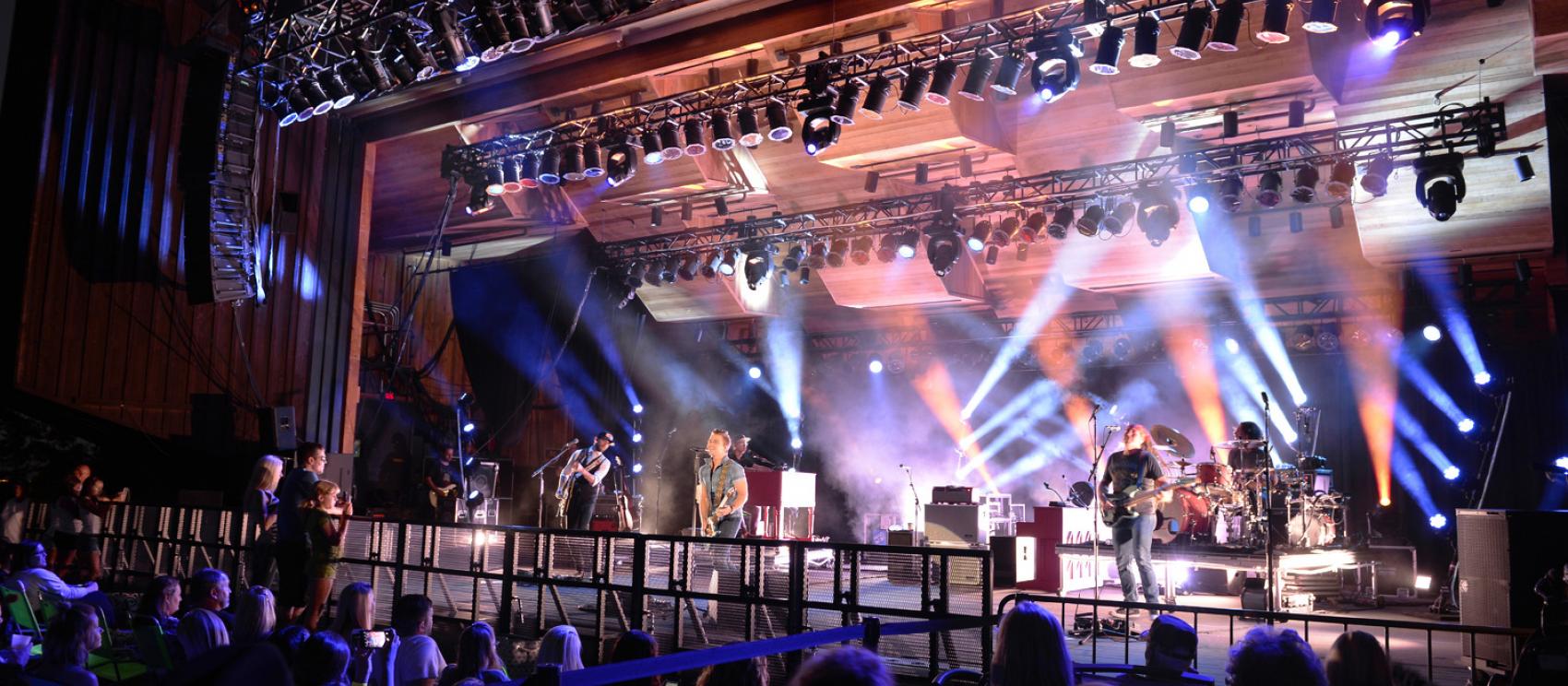 该地迷人小镇的现场乐队表演