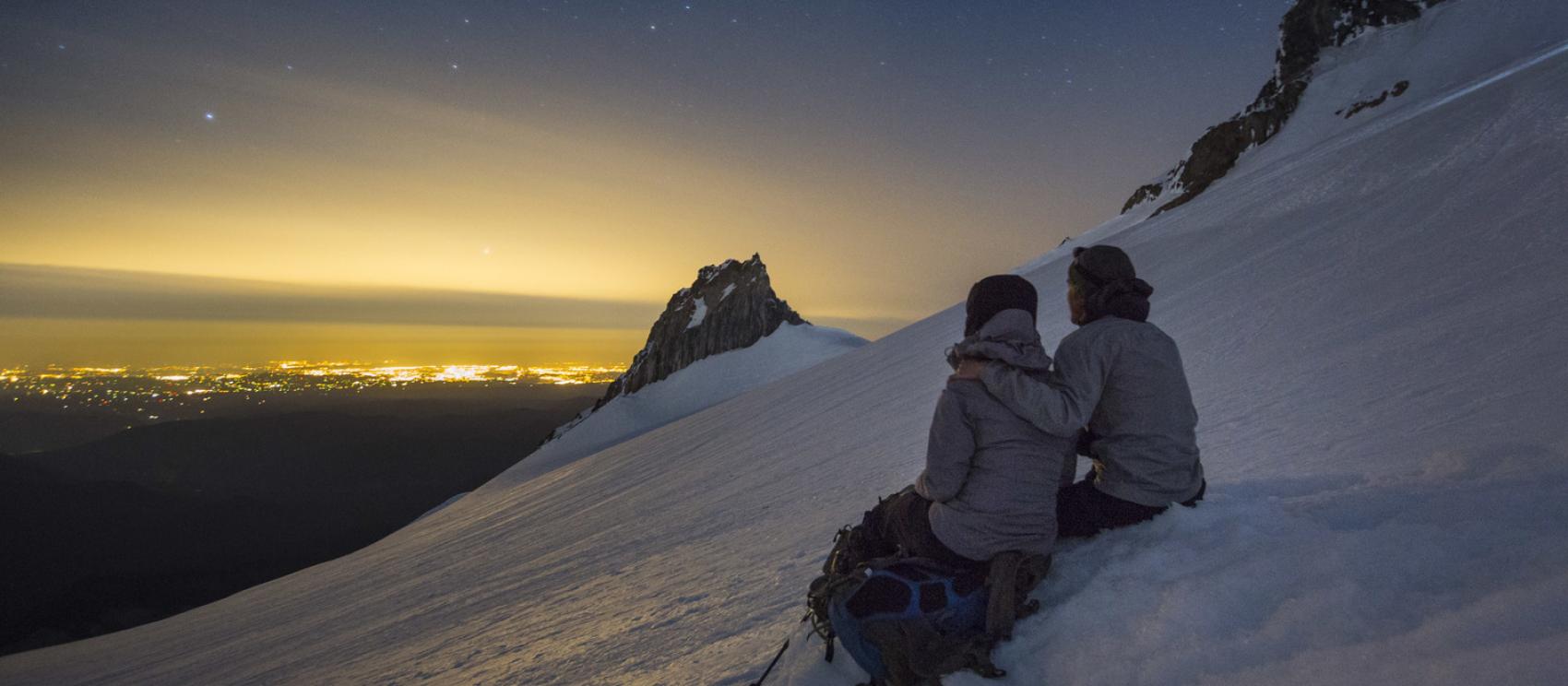 站在胡德山的照明岩上欣赏城市霓虹和璀璨星空