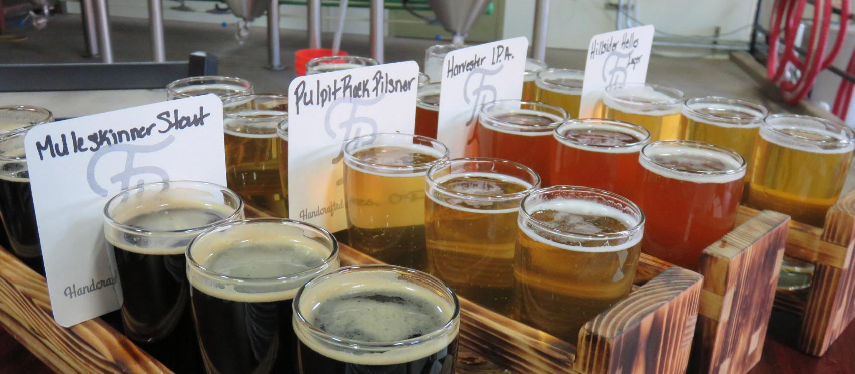 在达尔斯市的 Freebridge Brewing 酿酒公司品尝清爽的精酿啤酒