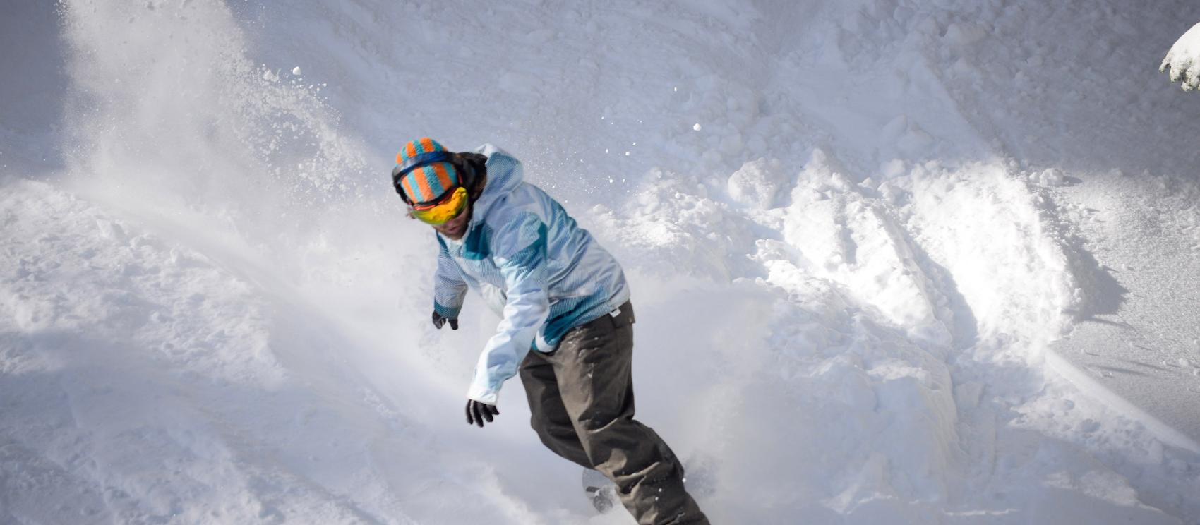 在卡斯卡德的新鲜粉雪上畅享单板滑乐趣