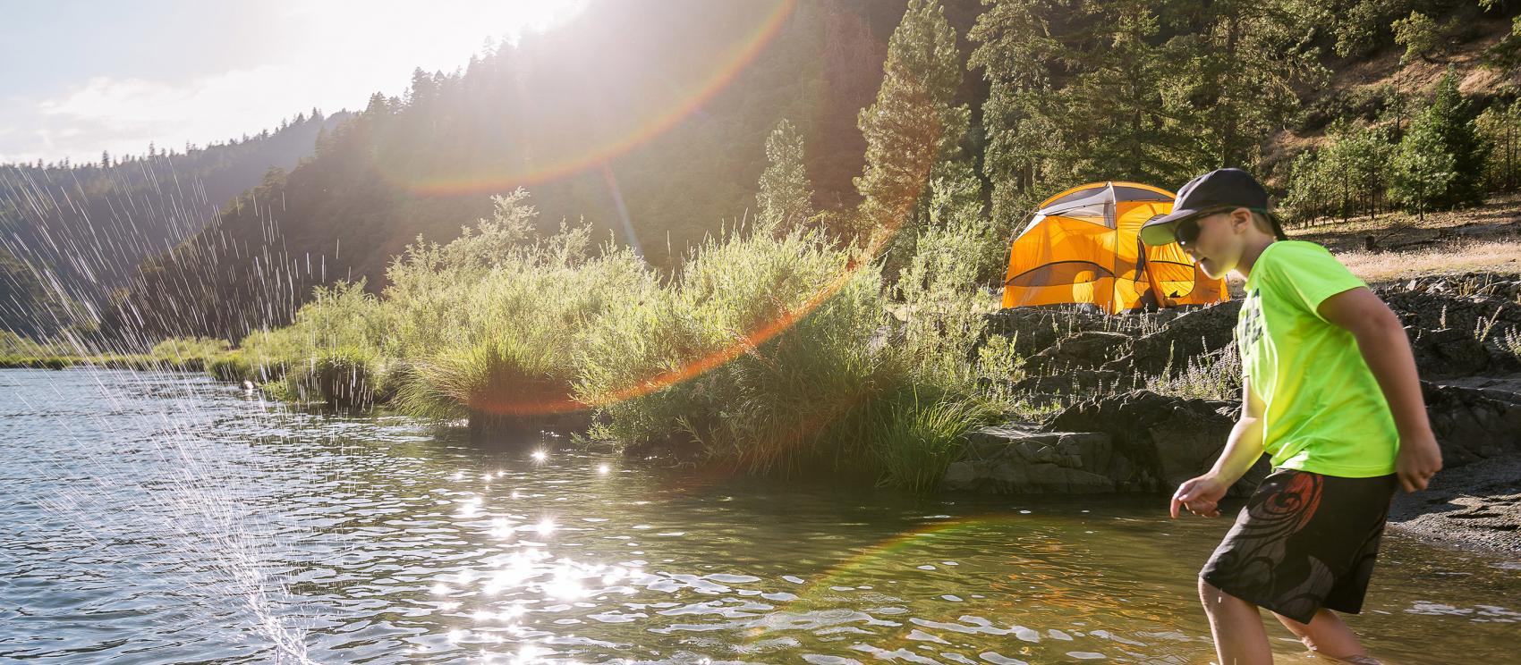 在清澈见底的罗格河畔露营