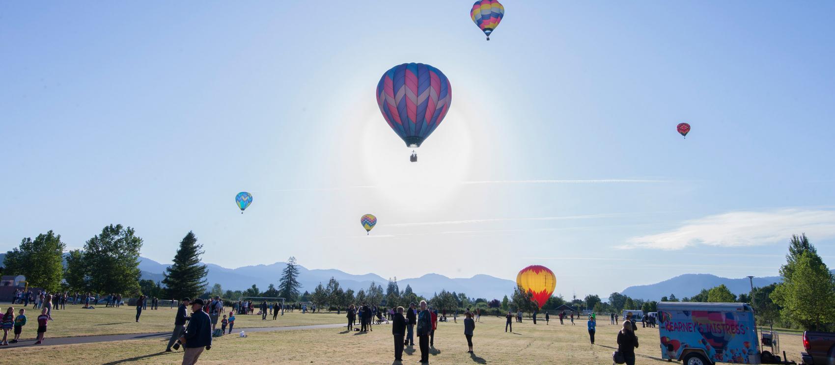 晴朗天空下的格兰茨帕斯气球风筝节