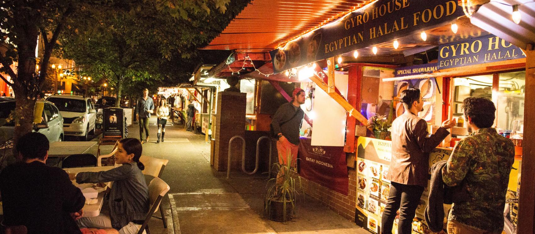 在著名的波特兰美食餐车享受美妙夜晚