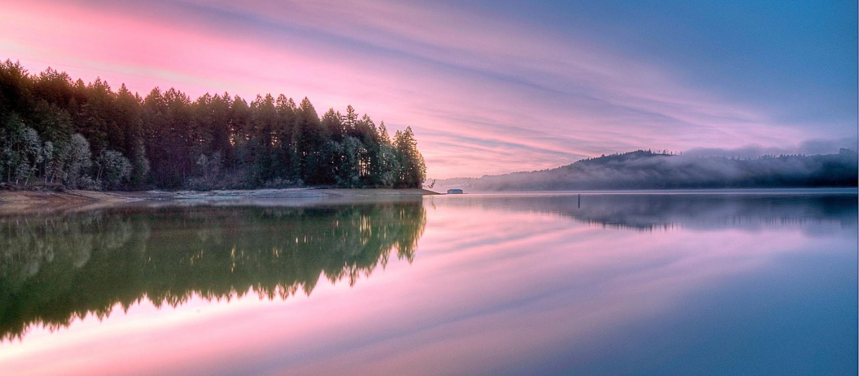 Henry Hagg 湖中倒影的多彩天空